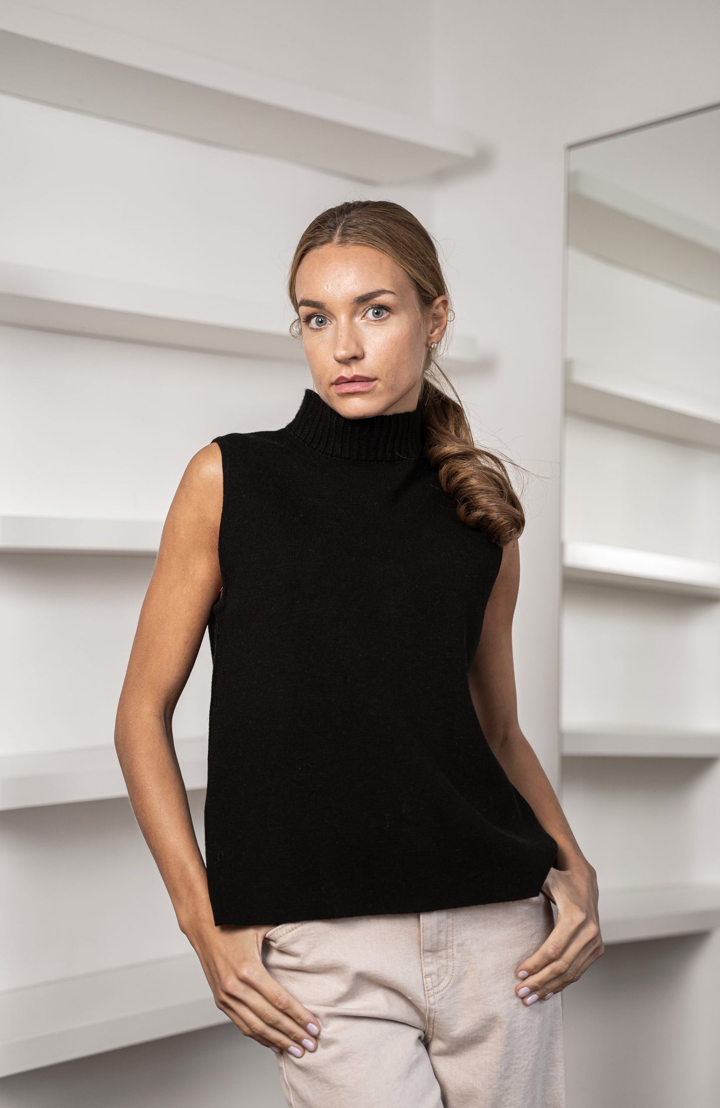 Vest with ribbed neck